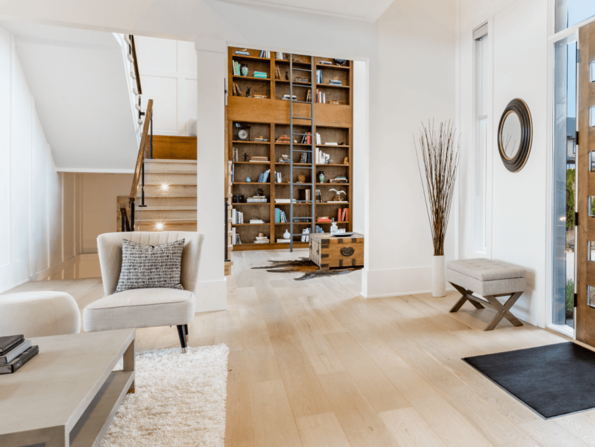 明るく開放的な玄関ホールとリビングの内装写真