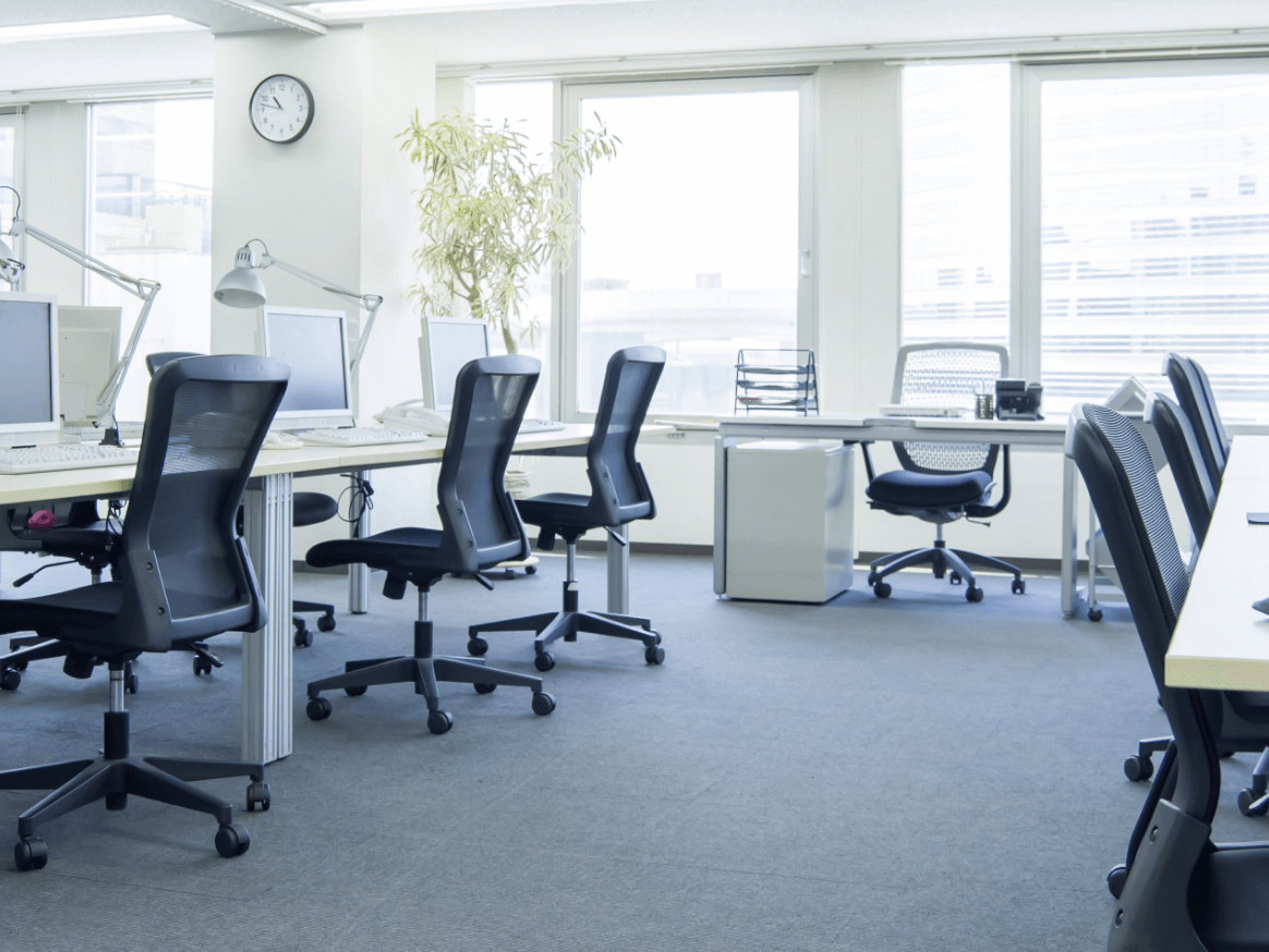 明るく整備されたオフィス空間の内装写真