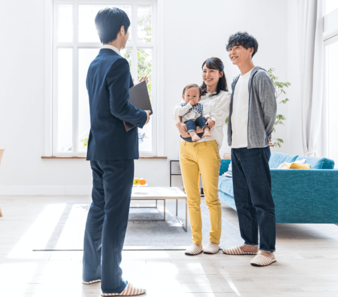 担当者の新築やリフォームの説明を熱心に聞く夫婦