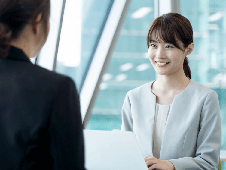 笑顔で丁寧に対応する女性スタッフ