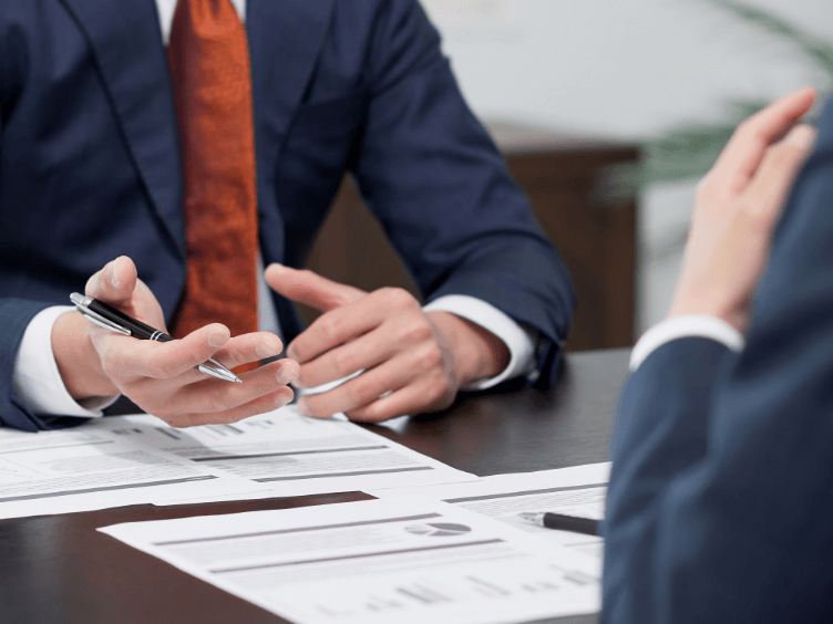 詳細な資料をもとに行う建設・リフォームのご相談風景