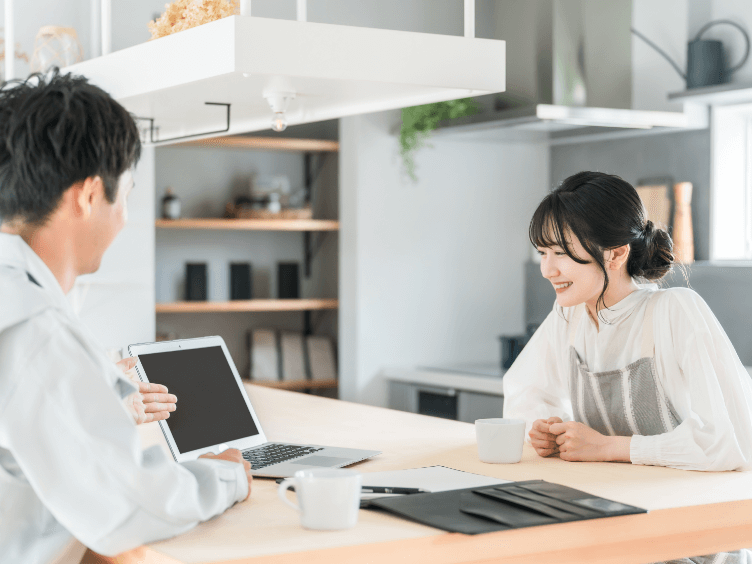 お客様の希望を丁寧にヒアリングするスタッフ