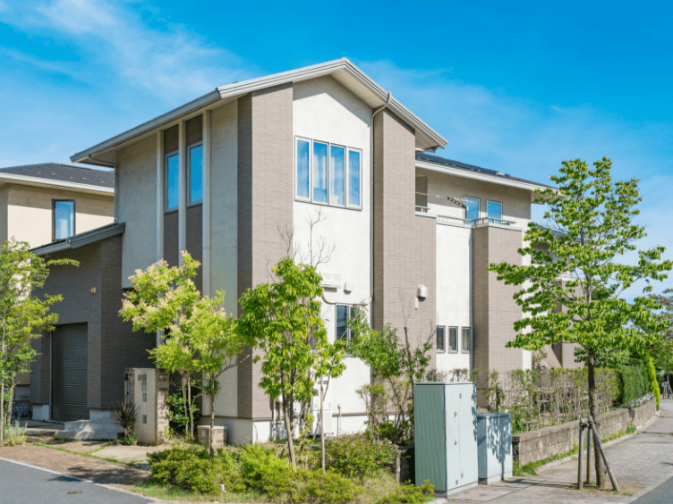 青空の下で撮影された明るくきれいな住宅外観写真