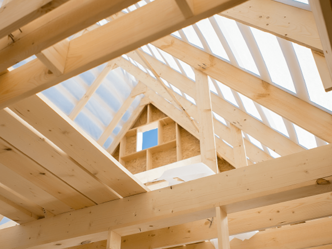 新築住宅の屋根構造、木材フレームの施工中の様子