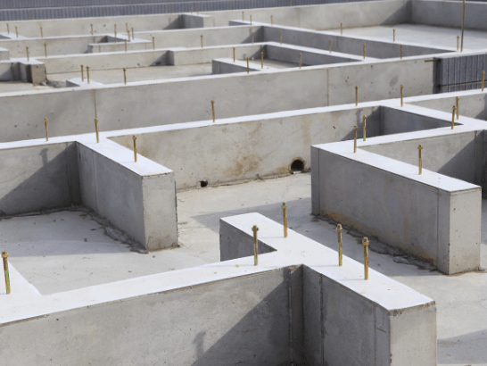 住宅建築におけるコンクリート基礎工事の様子