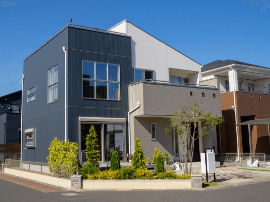 完成した新築戸建住宅の外観、現代的なデザイン