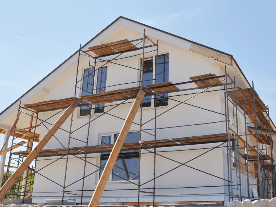 外壁工事中の住宅、足場が組まれている様子