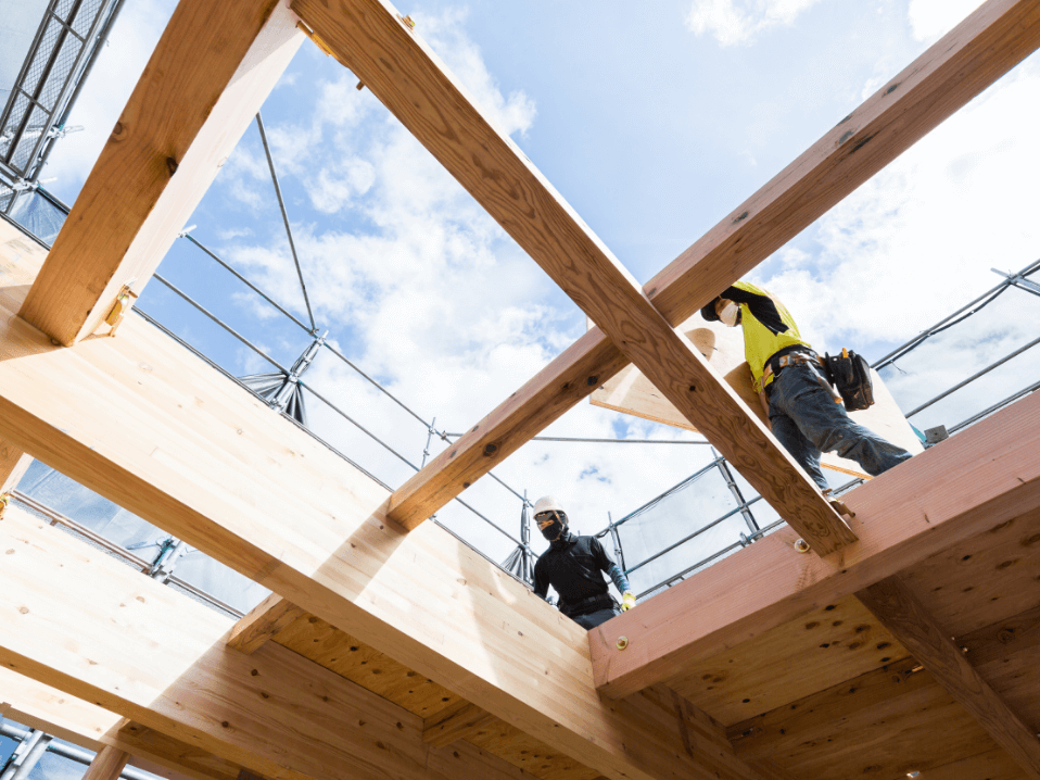 住宅の躯体工事を進める職人たちの現場写真