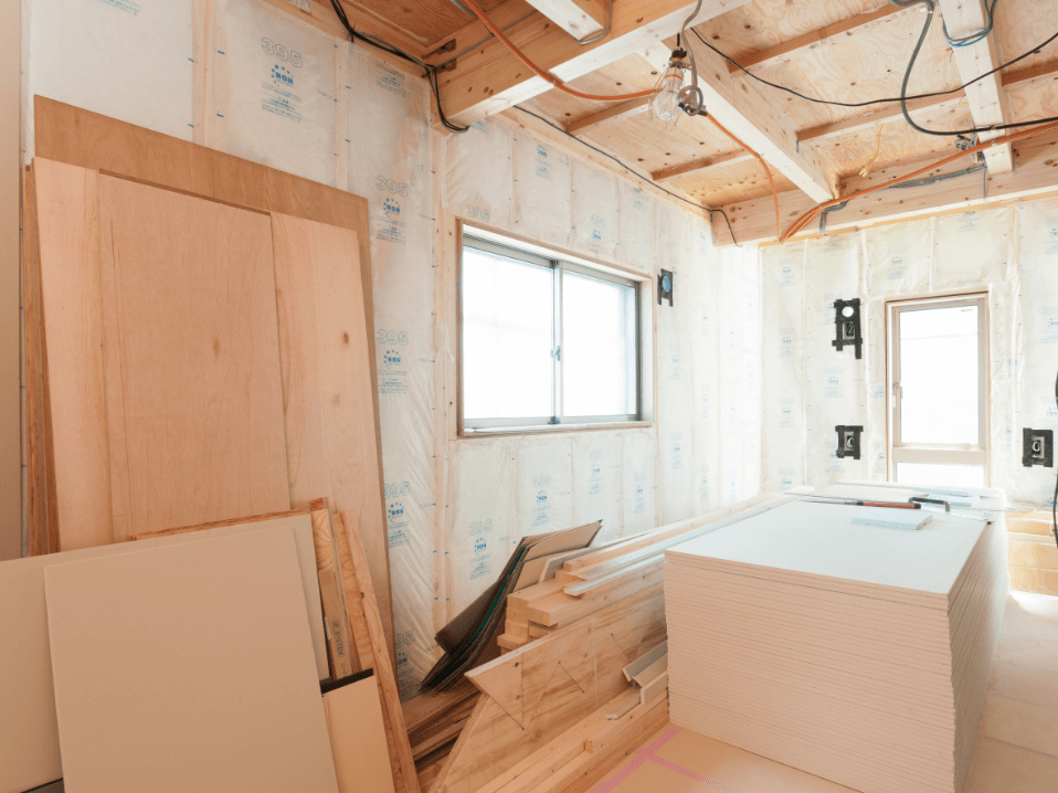 断熱材とボード施工中の室内の様子