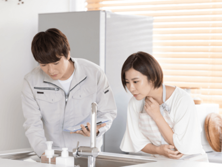 水回り確認をする建築スタッフと施主