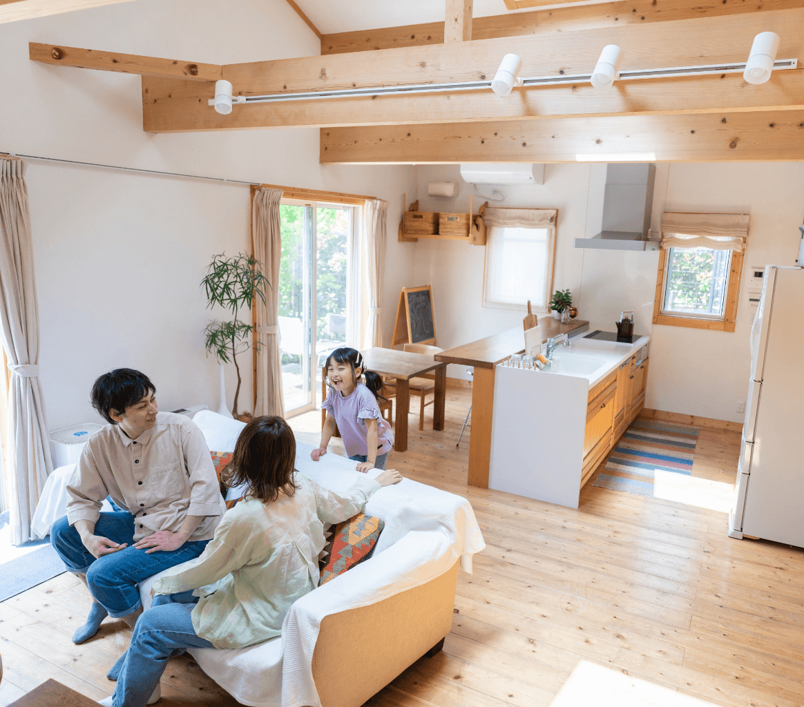 家族が団らんする明るい木造住宅のリビング空間