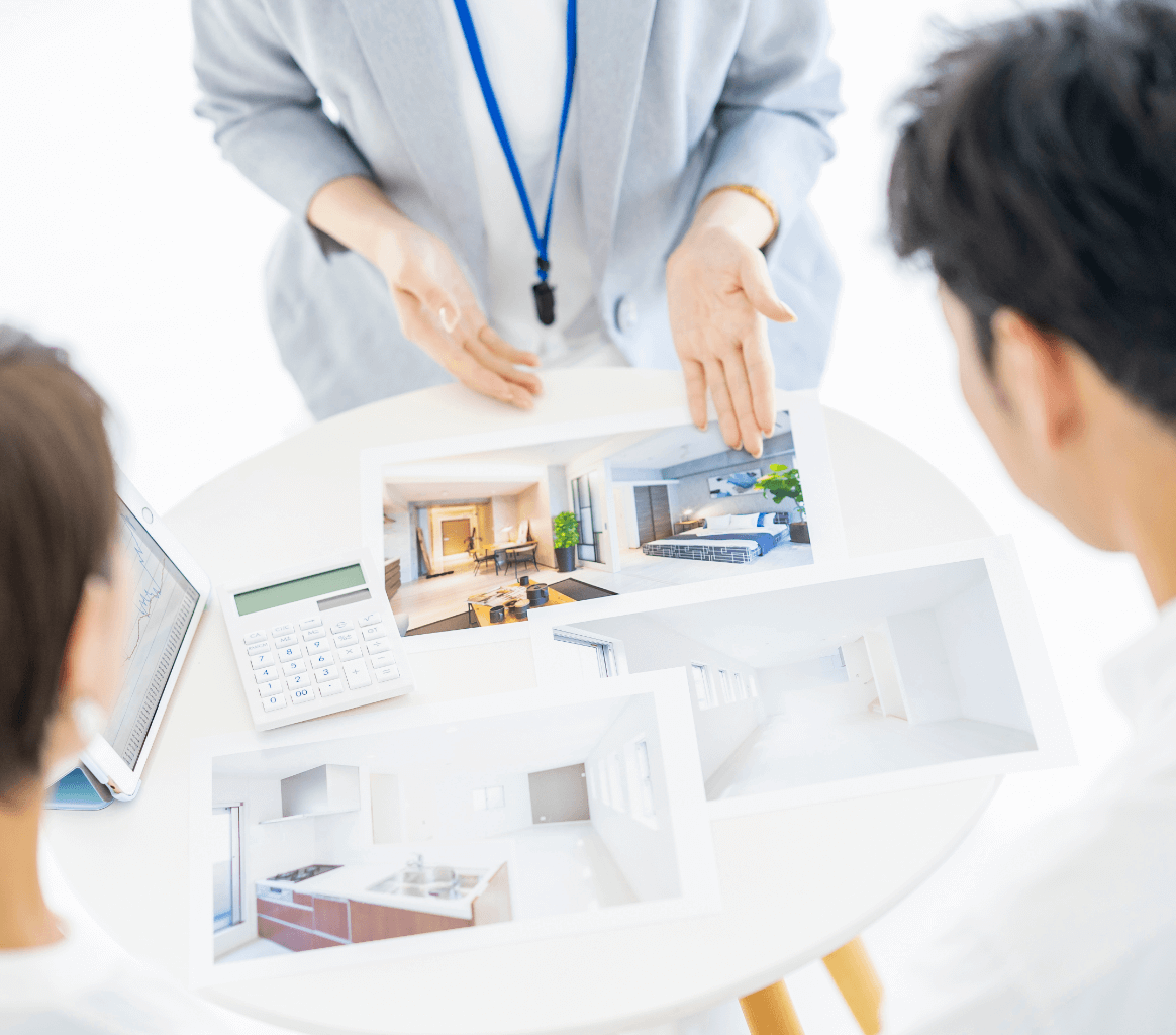 住宅の間取り図を見ながらリフォームの相談をするお客様と担当者